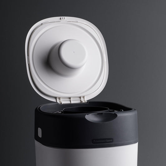 Tommee Tippee Twist and Click Advanced Nappy Bin, Includes 1x Refill Cassette, Locks in Odours and Germs, White