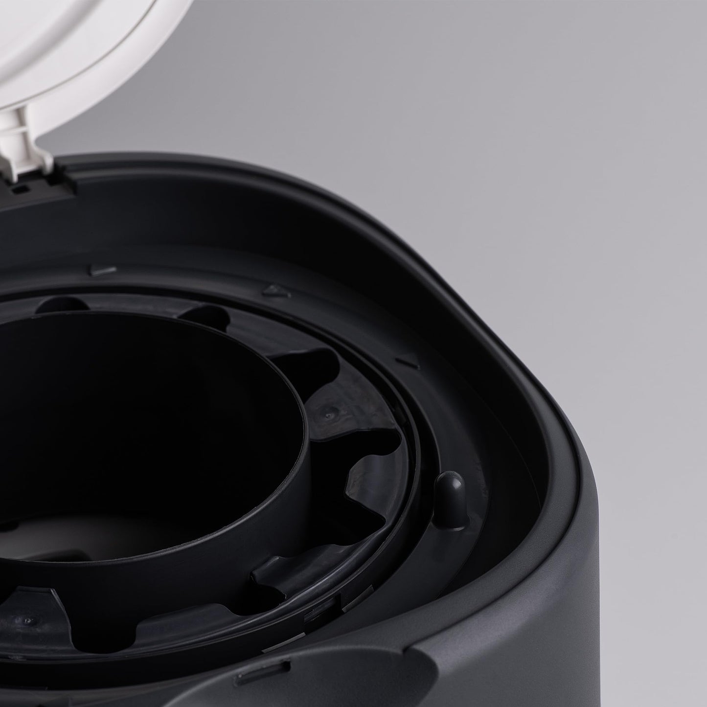 Tommee Tippee Twist and Click Advanced Nappy Bin, Includes 1x Refill Cassette, Locks in Odours and Germs, White